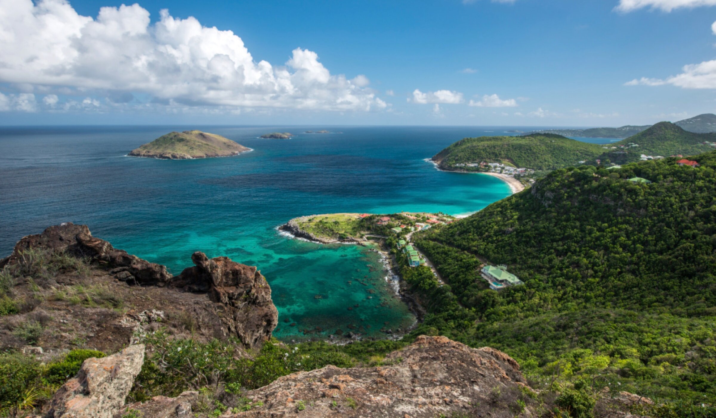 Plage de sable blanc et eau turquoise aux Antilles